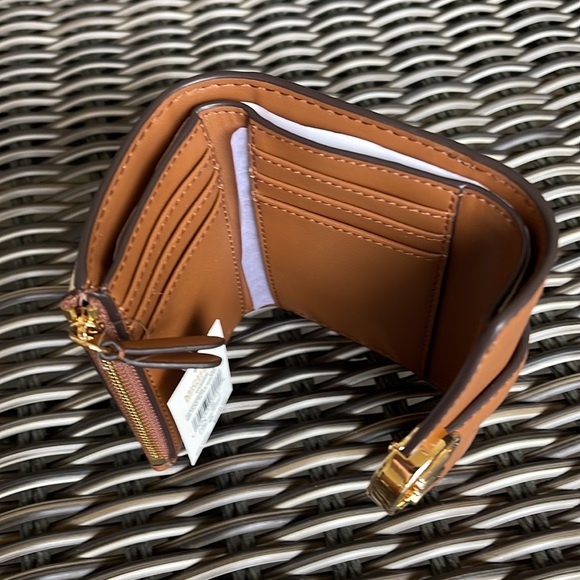 MICHAEL KORS CARMEN MEDIUM LOGO AND FAUX LEATHER WALLET VANILLA - Picture 7 of 16